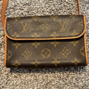 LOUIS VUITTON Pochette
Florentine Waist bag Pouch